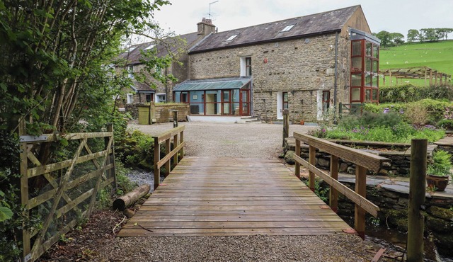 BECKSIDE HALL, pet friendly, with open fire in Sedbergh