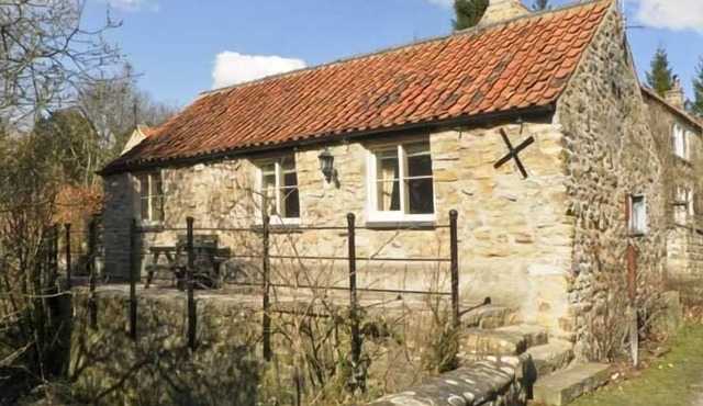 BECKSIDE, luxury holiday cottage, with a garden in Lastingham