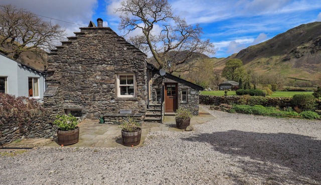 BECKSIDE STUDIO, family friendly, with open fire in Ullswater