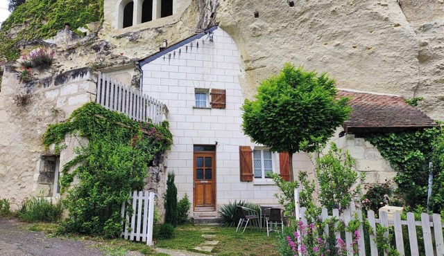 Become real troglodytes for the duration of your stay