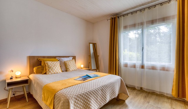 Bed and breakfast 'Les Tables Aux Vaches Raviège' with Shared Terrace, Wi-Fi and Air Conditioning