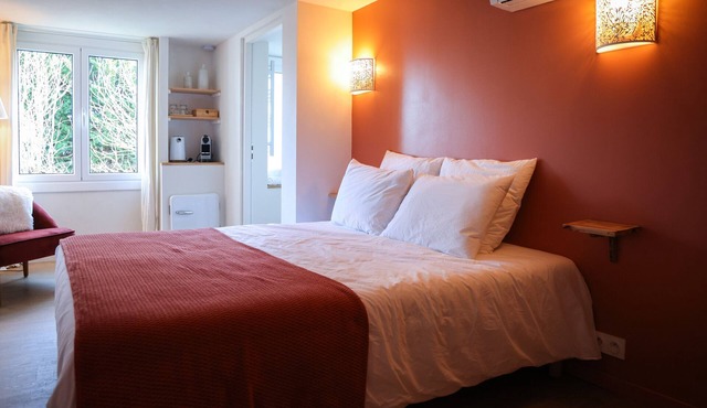 Bed and Breakfast 'Maison Perbos 1556 - Lurra' with Shared Pool, Wi-Fi and Air Conditioning