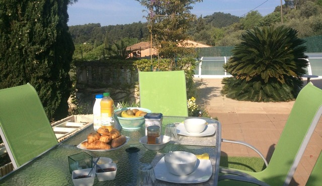 Bed and breakfast between Nice and Marseille