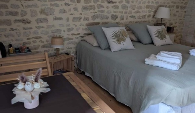 Bed and breakfast in quiet surroundings with access to private pool