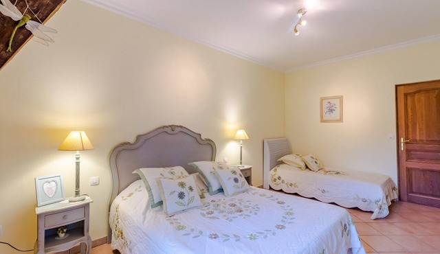 Bed and Breakfast 'Chambre Sérénité' with Shared Terrace, Shared Garden and Wi-Fi