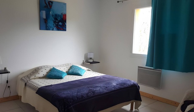 Bed and Breakfast 'Chambre Bleue' with Shared Pool, Shared Terrace and Wi-Fi