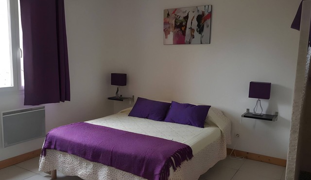 Bed and Breakfast 'Chambre Aubergine' with Shared Pool, Shared Terrace and Wi-Fi