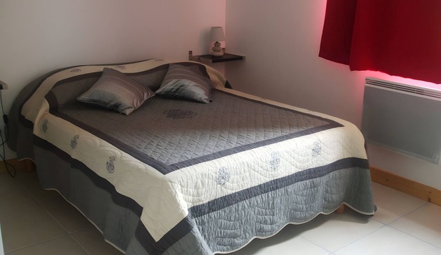 Bed and Breakfast 'Chambre Grise' with Shared Pool, Shared Terrace and Wi-Fi