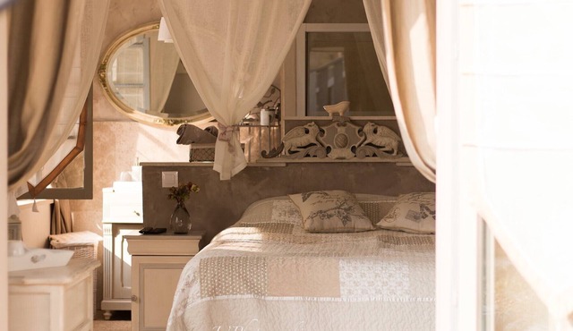 Bed and Breakfast 'Le Jardin De Saint Jean - Acacia' with Private Terrace, Shared Garden and Wi-Fi
