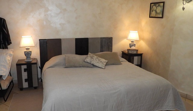 Bed and Breakfast 'Le Jardin De Saint Jean - Pivoine' with Private Terrace, Shared Garden and Wi-Fi