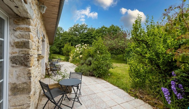 Bed and Breakfast 'Chambre Millepertuis' with Shared Terrace and Shared Garden
