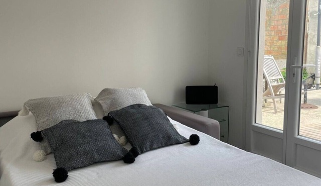 Bed and breakfast, 7 minutes walk RER C, 25 minutes from the center of Paris