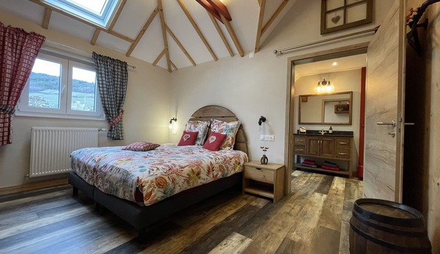 Bed and breakfast with breakfast, tv, fiber