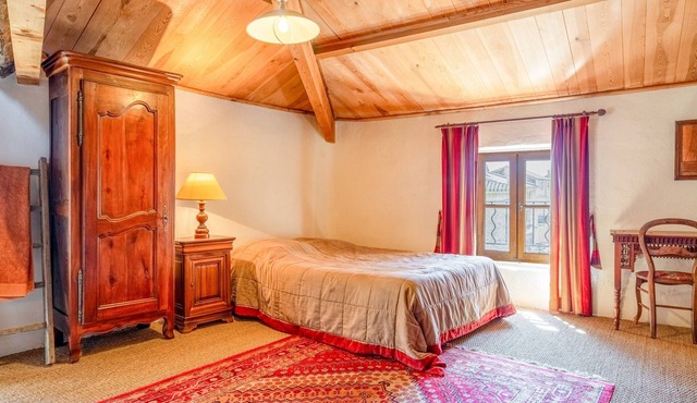 Bed and Breakfast 'Chambre 3' with Shared Pool, Shared Terrace and Wi-Fi