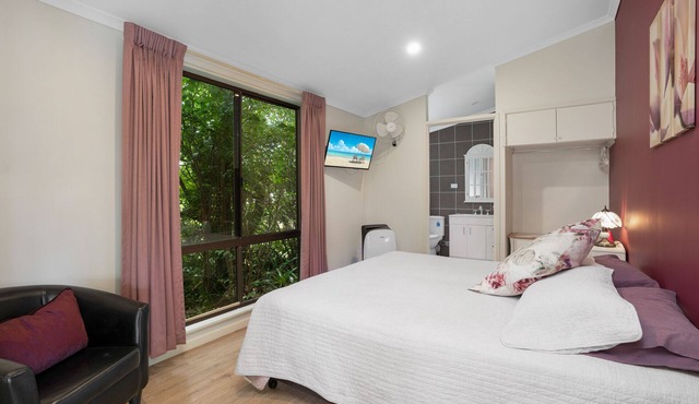 Bed and Breakfast with stunning rural views overlooking pool. Handy to town.