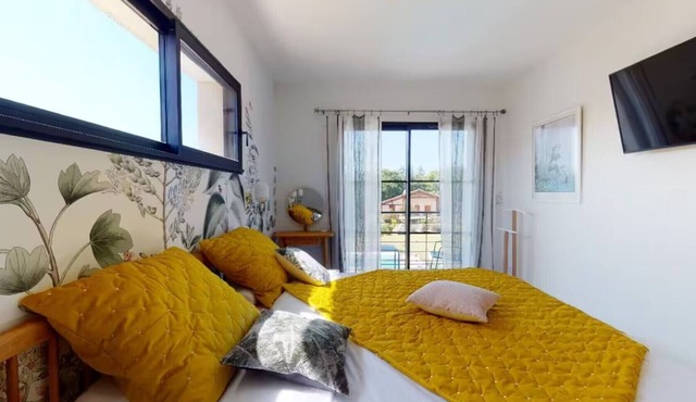 Bed and Breakfast 'Chambre Suite Papillons' with Shared Terrace, Shared Garden and Wi-Fi