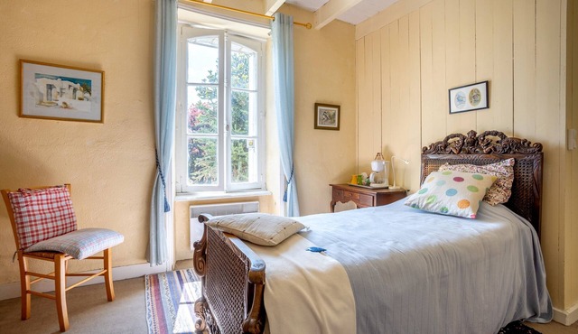 Bed and Breakfast 'Chambre Bleue' with Shared Garden and Wi-Fi
