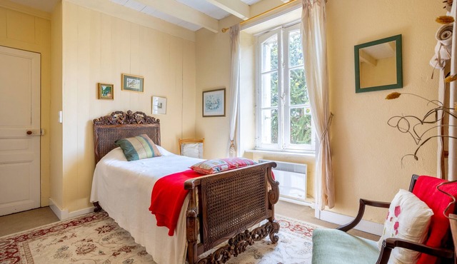 Bed and Breakfast 'Chambre Verte' with Shared Garden and Wi-Fi