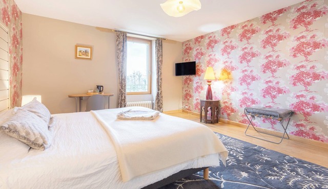 Bed and Breakfast 'Anne De Bretagne' with Shared Terrace, Shared Garden and Wi-Fi