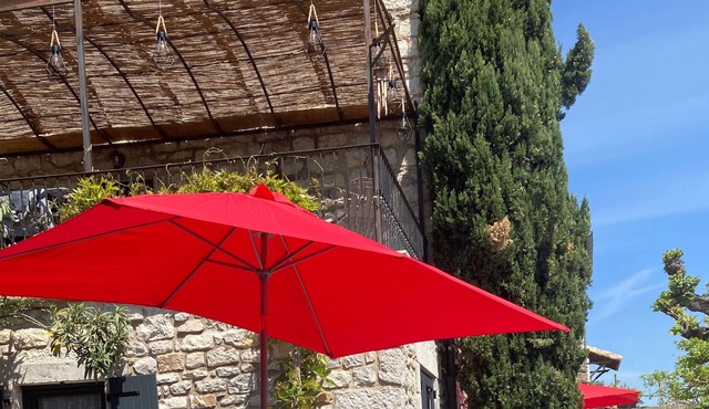 Bed and breakfast at La Stévenère near the river with small garden