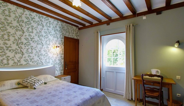 Bed and Breakfast 'Chambre Lit Double' with Shared Garden and Wi-Fi