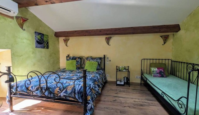 Bed and Breakfast 'Chambres D'hôtes - La Capluc' with Mountain View, Wi-Fi and Air Conditioning