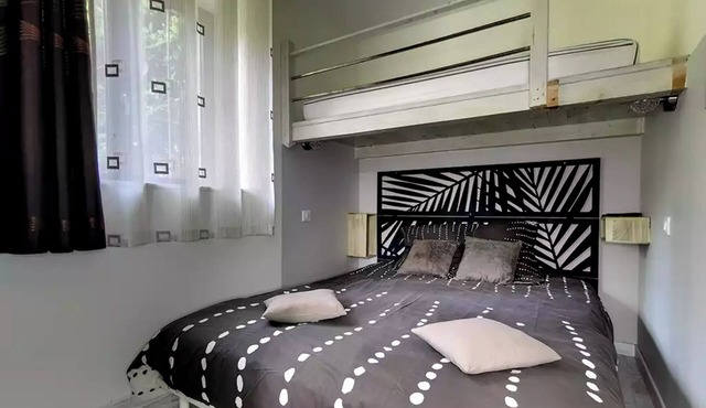 Bed and Breakfast 'Chambres D'hôtes - Les Baumes' with Shared Pool, Wi-Fi and Air Conditioning