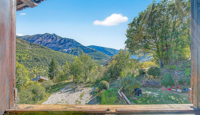 Bed and Breakfast 'Chambre D'hote Poeme Et Aquarelle' with Mountain View, Shared Terrace and Wi-Fi