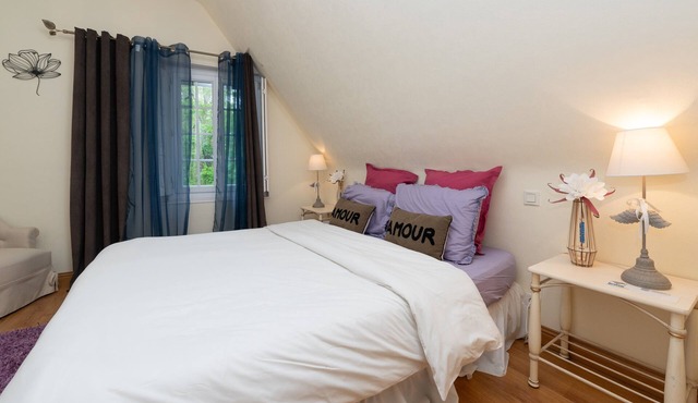 Bed and Breakfast 'Chambre Romantique' with Shared Pool, Shared Terrace and Wi-Fi