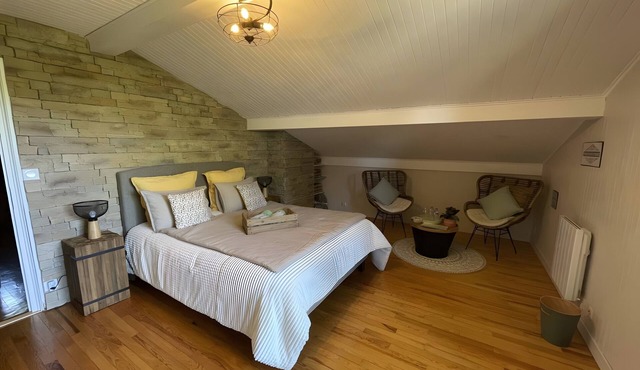 Bed and Breakfast 'Chambre Aventurine' with Mountain View, Shared Pool and Wi-Fi
