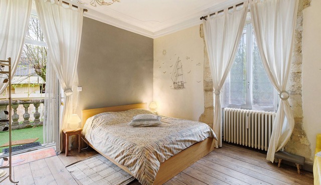 Bed and Breakfast 'Chambre Jaune' with Private Terrace, Shared Garden and Wi-Fi