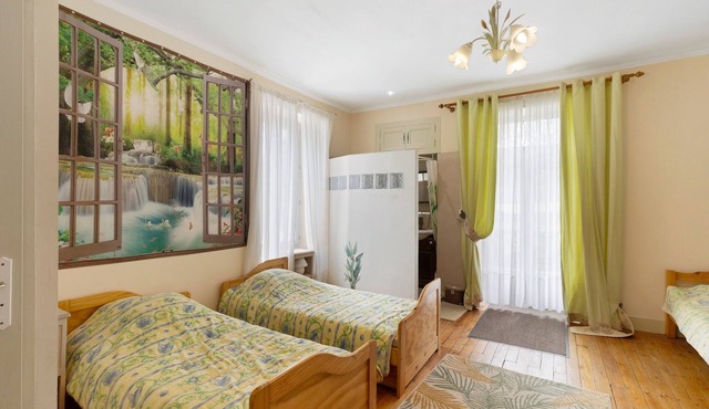 Bed and Breakfast 'Chambre Verte' with Private Terrace, Shared Garden and Wi-Fi
