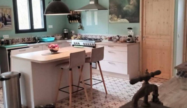 Bed and Breakfast 'Chambre Du Méjean' with Mountain View, Shared Terrace and Wi-Fi