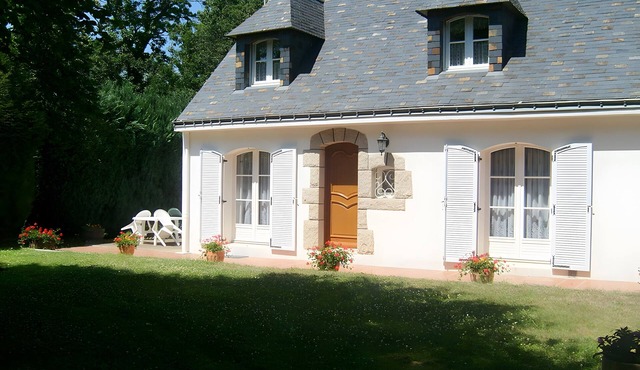 Bed and Breakfast 'Chambre D'hôtes D'Evelyne - Iris' with Shared Terrace, Shared Garden and Wi-Fi