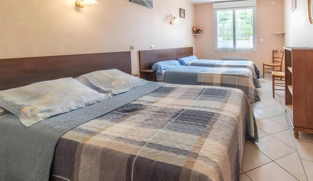 Bed and Breakfast 'Chambre D'hôtes Rose' with Shared Terrace, Private Garden and Wi-Fi