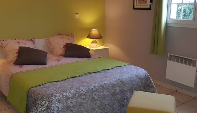 Bed and Breakfast 'Chambre D'hôtes Bergamotte' with Shared Pool, Shared Terrace and Wi-Fi