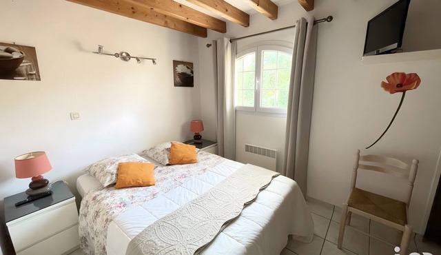 Bed and Breakfast 'Chambre D'hôtes Capucine' with Shared Pool, Shared Terrace and Wi-Fi
