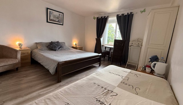 Bed and Breakfast 'Chambre 3 Et 4' with Lake View, Shared Pool and Shared Garden