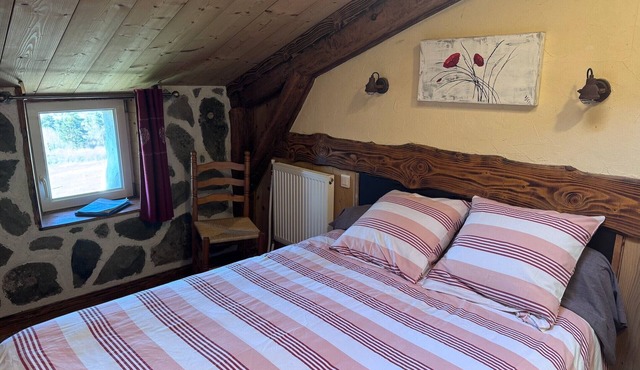 Bed and Breakfast 'Chambre Les Amoureux' with Mountain View, Shared Garden and Wi-Fi