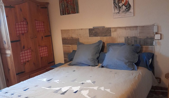 Bed and Breakfast 'Chambre Pensée Sauvage' with Mountain View, Shared Garden and Wi-Fi