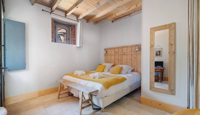 Bed and Breakfast 'Chambre Camille' with Shared Pool, Wi-Fi and Air Conditioning