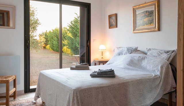 Bed and Breakfast 'Chambre 1' with Mountain View, Shared Pool and Wi-Fi