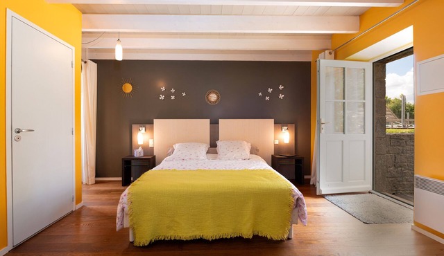 Bed and Breakfast 'Chambre Magnolia' with Shared Pool, Shared Terrace and Wi-Fi