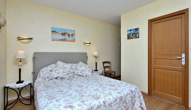 Bed and Breakfast 'Chambre Hellebores' with Mountain View, Shared Terrace and Wi-Fi