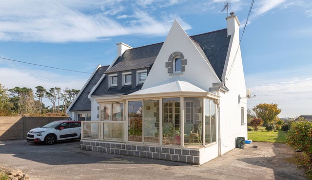 Bed and Breakfast 'Chambre Les Hortensias' with Sea View, Private Terrace and Wi-Fi