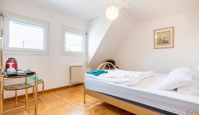 Bed and Breakfast 'Chambre Les Hortensias' with Sea View, Private Terrace and Wi-Fi