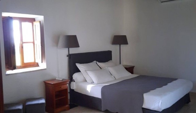 Bed and Breakfast 'Chambre Au Couchant' with Shared Terrace, Wi-Fi and Air Conditioning