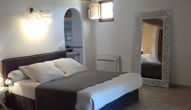 Bed and Breakfast 'Chambre Au Levant' with Shared Terrace, Wi-Fi and Air Conditioning