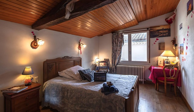 Bed and Breakfast 'Dame De Coeur' with Shared Terrace, Private Garden and Wi-Fi