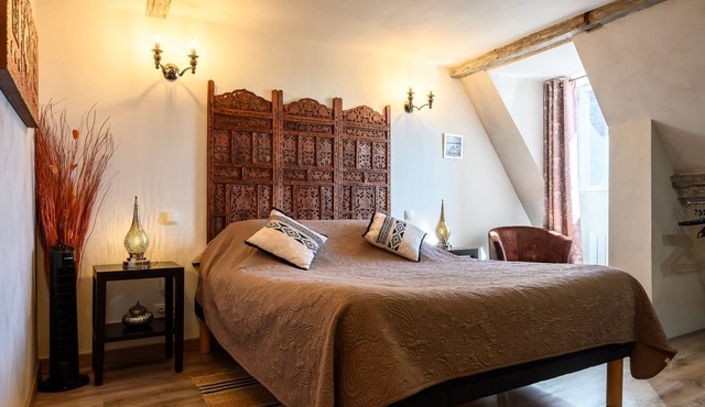 Bed and Breakfast 'Demeure D'antan - Chambre Esmeralda' with Shared Terrace, Shared Garden and Wi-Fi
